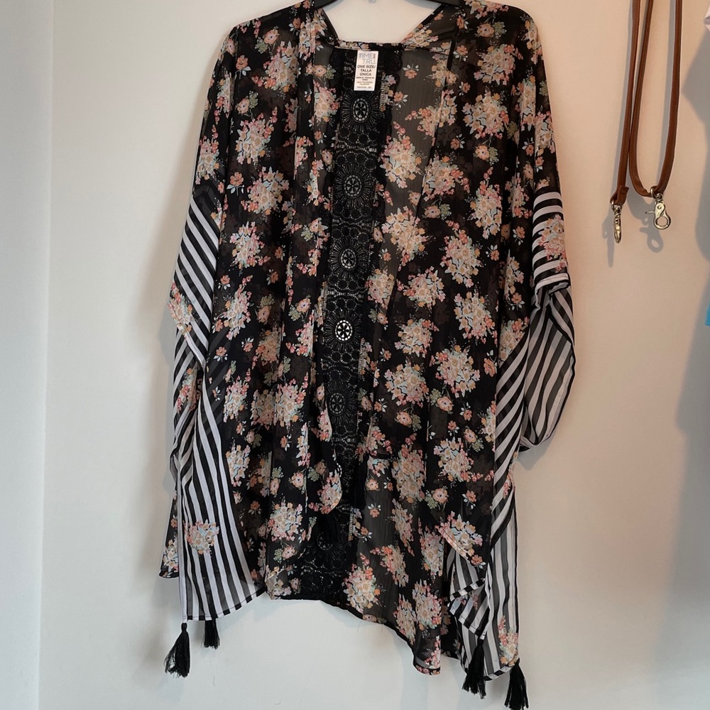 Floral kimono with lace and tassels
